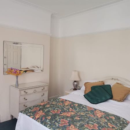 Double Room Available- London Seven Kings Seven Kings Train Station Илфорд Екстериор снимка