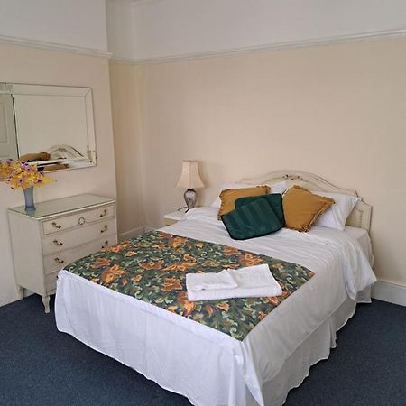 Double Room Available- London Seven Kings Seven Kings Train Station Илфорд Екстериор снимка