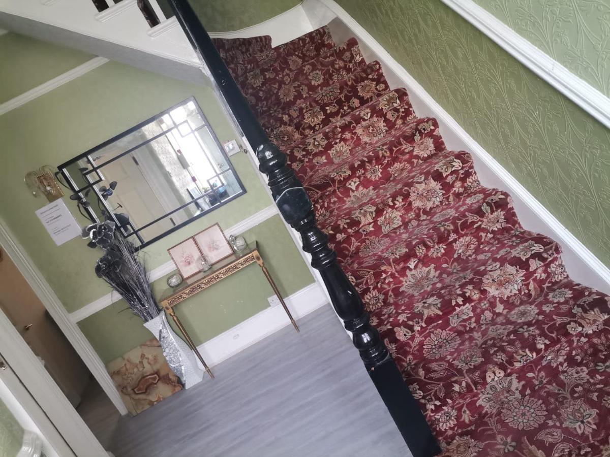 Double Room Available- London Seven Kings Seven Kings Train Station Илфорд Екстериор снимка