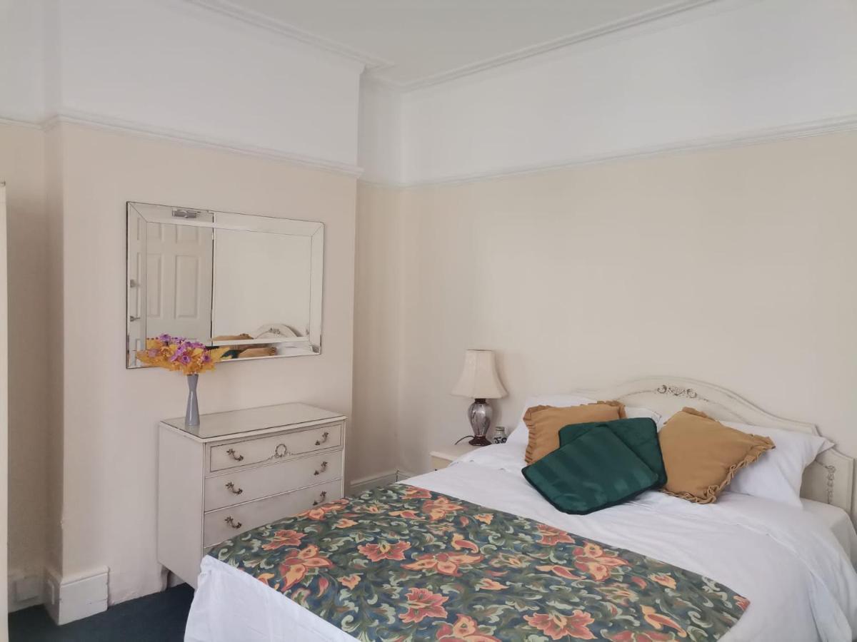 Double Room Available- London Seven Kings Seven Kings Train Station Илфорд Екстериор снимка