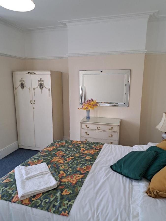 Double Room Available- London Seven Kings Seven Kings Train Station Илфорд Екстериор снимка