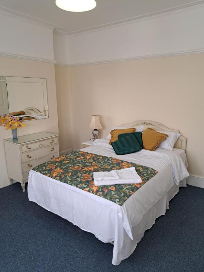 Double Room Available- London Seven Kings Seven Kings Train Station Илфорд Екстериор снимка