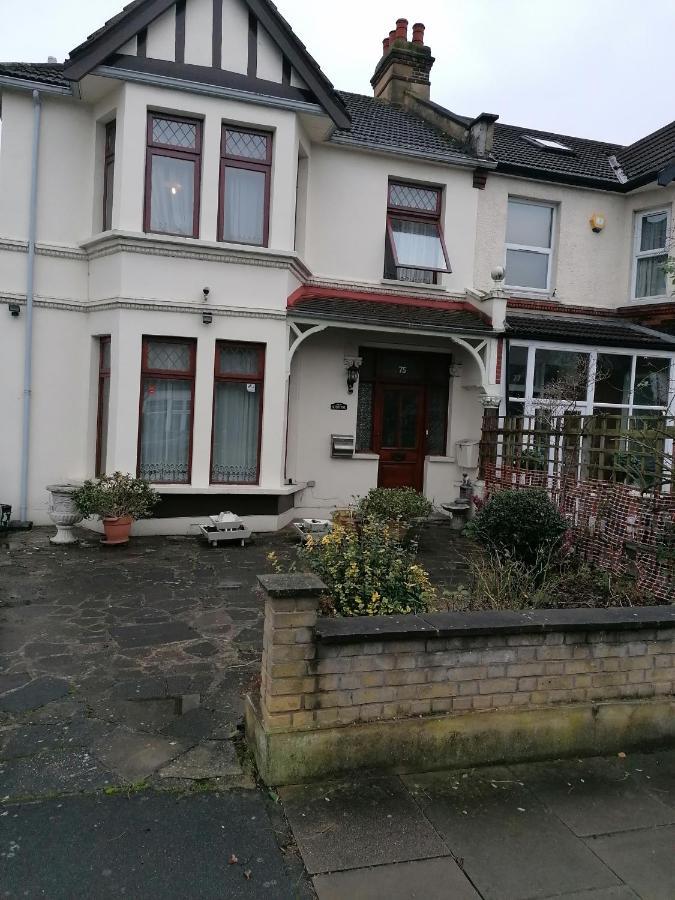 Double Room Available- London Seven Kings Seven Kings Train Station Илфорд Екстериор снимка
