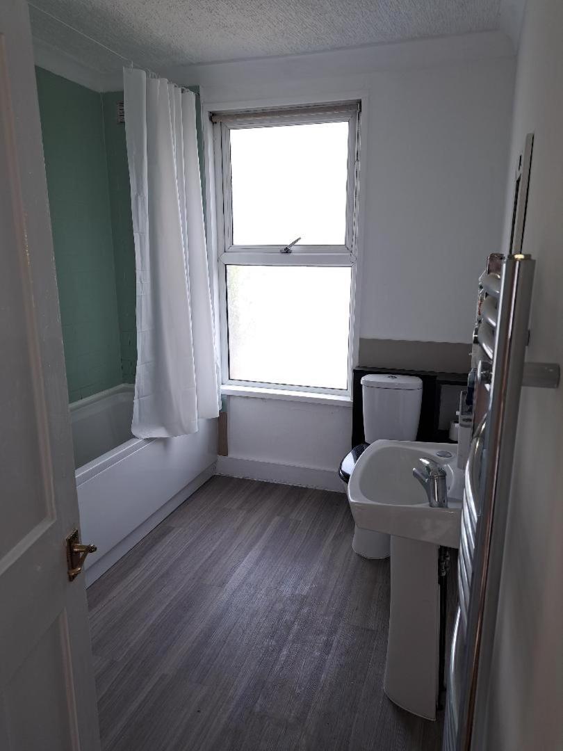 Double Room Available- London Seven Kings Seven Kings Train Station Илфорд Екстериор снимка